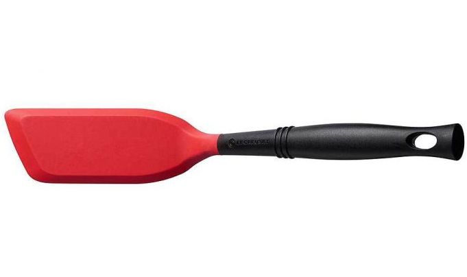 Le Creuset Bakspaan Smal Kersenrood 34 cm Le Creuset Bakspaan Smal Kersenrood 34 cm